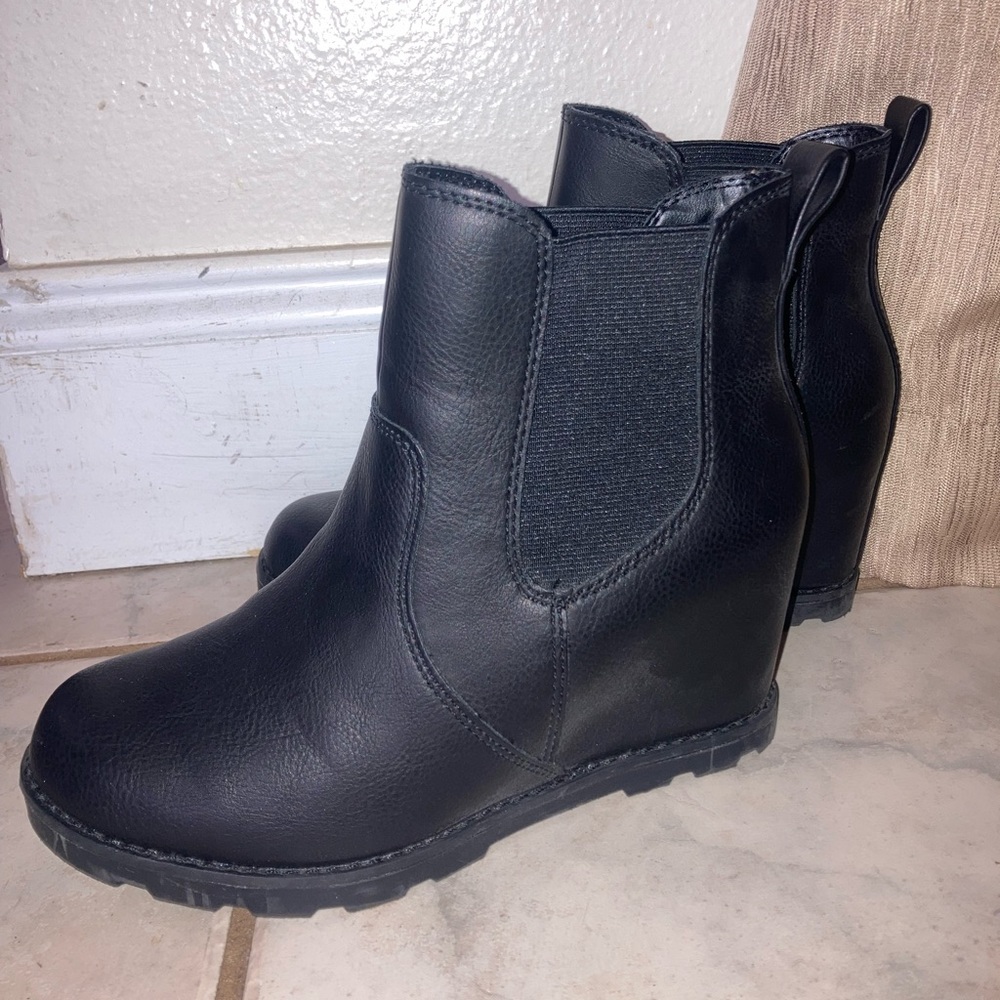 Universal Thread black boots 6 1/2